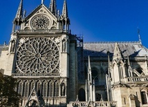 Macron chce jednak odbudowy katedry Notre-Dame w starym stylu