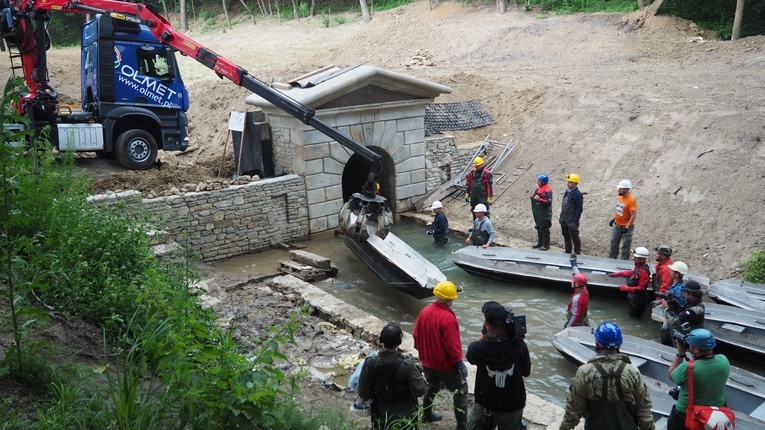 Wymiana łodzi w Sztolni Czarnego Pstrąga