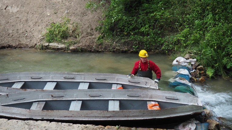 Wymiana łodzi w Sztolni Czarnego Pstrąga