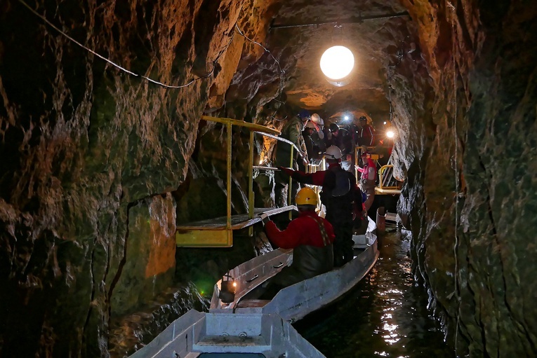 Wymiana łodzi w Sztolni Czarnego Pstrąga