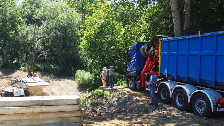 Wymiana łodzi w Sztolni Czarnego Pstrąga