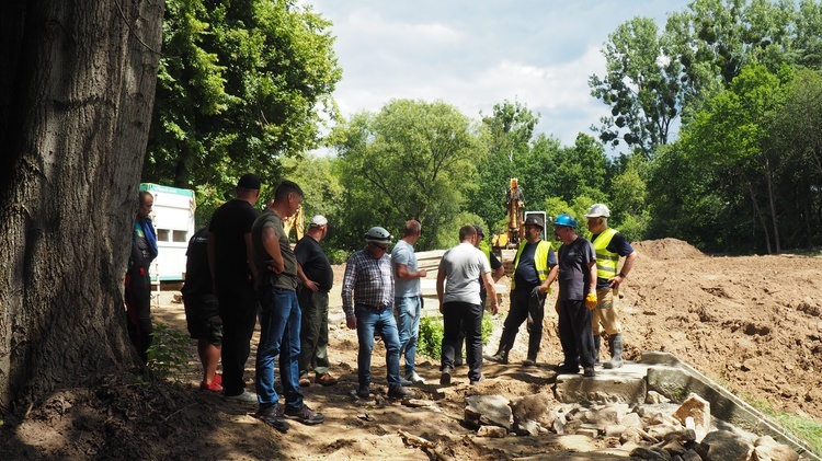 Wymiana łodzi w Sztolni Czarnego Pstrąga