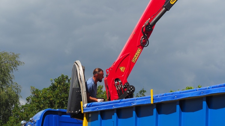 Wymiana łodzi w Sztolni Czarnego Pstrąga