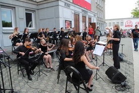 Stalowa Wola, MDK. Występ młodzieżowej orkiestry.