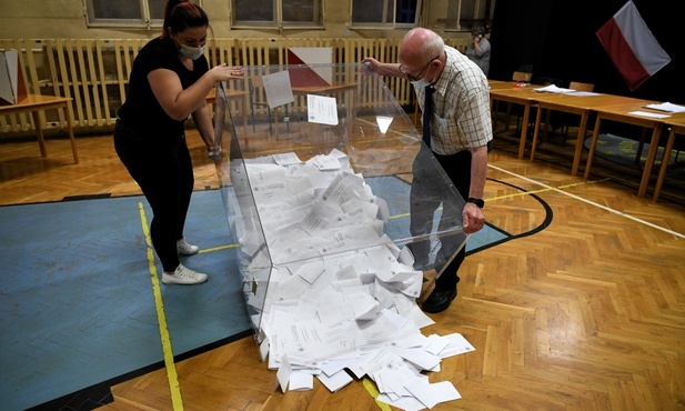 Przewaga ubiegającego się o reelekcję prezydenta wzrosła do 2 proc. 
