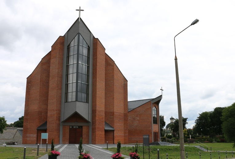 Kościół pw. Matki Bożej Bolesnej na radomskim osiedlu Obozisko.