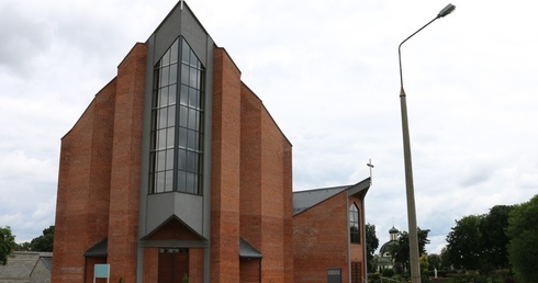 Kościół pw. Matki Bożej Bolesnej na radomskim osiedlu Obozisko.