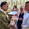 Z okazji jubileuszu kapłan otrzymał życzenia i prezenty.