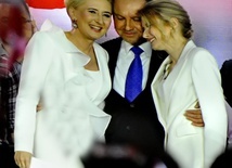 Wzruszony Andrzej Duda z najbliższymi: żoną i córką, na wieczorze wyborczym w amfiteatrze przy pułtuskim zamku.