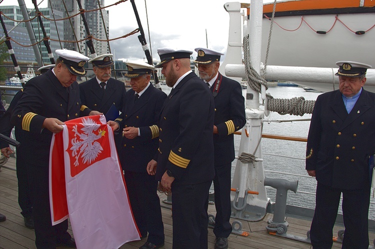 Nowa bandera na żaglowcu "Dar Pomorza"