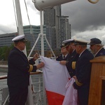 Nowa bandera na żaglowcu "Dar Pomorza"