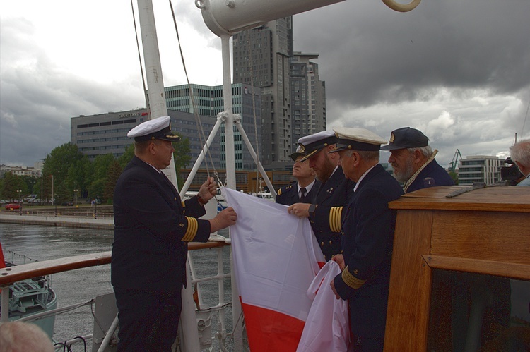 Nowa bandera na żaglowcu "Dar Pomorza"