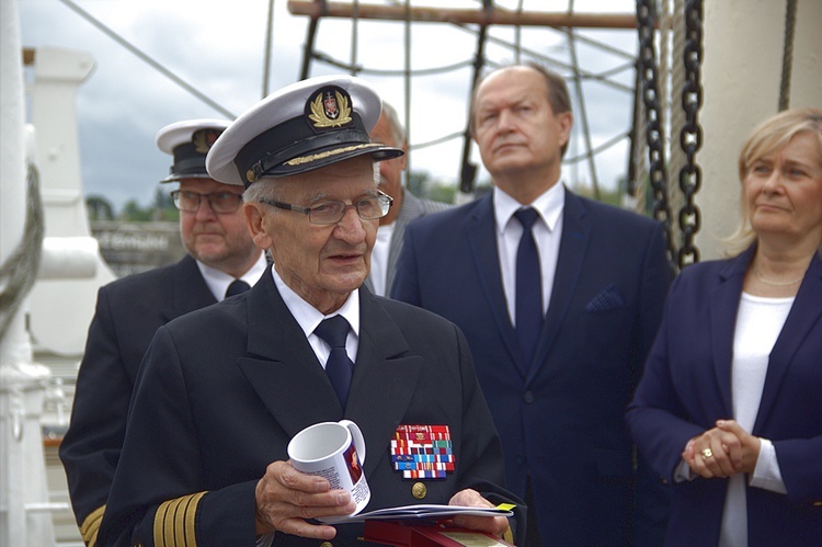 Nowa bandera na żaglowcu "Dar Pomorza"