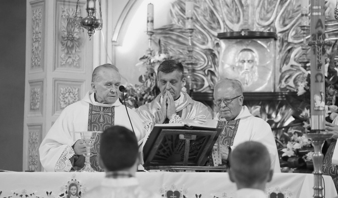 Śp. ks. prał. Jan Pasierbek (z lewej) przy ołtarzu pietrzykowickiej świątyni wraz z bp. Romanem Pindlem i ks. kan. Janem Gorylem podczas obchodów 700-lecia miejscowości.