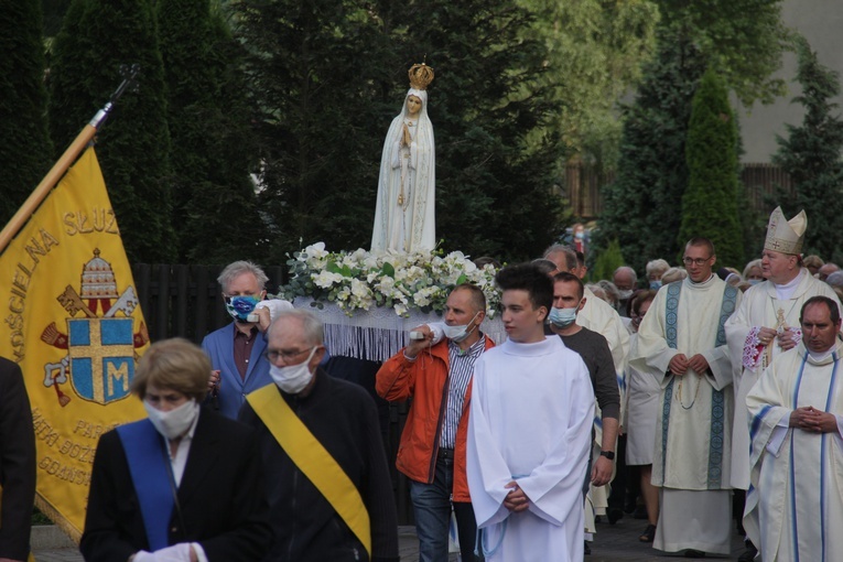 Po Mszy św. odbyły się różańcowa procesja maryjna oraz zawierzenie parafii Matce Bożej.