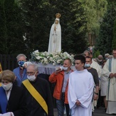 Po Mszy św. odbyły się różańcowa procesja maryjna oraz zawierzenie parafii Matce Bożej.