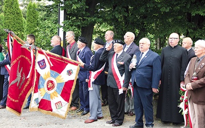 ▲	Uroczystości odbyły się przy Krzyżu Wołyńskim na cmentarzu Komunalnym w Żarach.