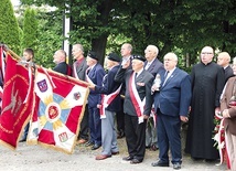 ▲	Uroczystości odbyły się przy Krzyżu Wołyńskim na cmentarzu Komunalnym w Żarach.