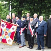 ▲	Uroczystości odbyły się przy Krzyżu Wołyńskim na cmentarzu Komunalnym w Żarach.