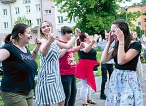 ▲	Podczas dziesięciodniowej akcji młodzi dzielą się radością przeżywanej wiary.