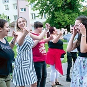 ▲	Podczas dziesięciodniowej akcji młodzi dzielą się radością przeżywanej wiary.