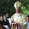 Metropolita lwowski pozostawił w sanktuarium Matki Bożej wyjątkowe wotum – perłowy różaniec papieża Polaka.