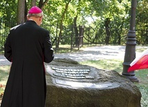 Biskup płocki przypomina historię ok. 20 ciekawych lokalizacji. Na zdjęciu: na modlitwie przy głazie upamiętniającym bohaterów obrony Płocka z 1920 roku.