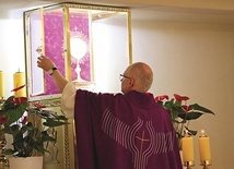 ▲	Ks. Mariusz Wincewicz zaprasza do indywidualnej adoracji Najświętszego Sakramentu codziennie w godz. 7–19.