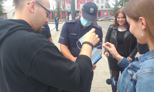 Częstochowa. MPK z policjantami namawiało do noszenia maseczek w autobusach i tramwajach