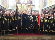 Bracia zgromadzeni w nawojowskim kościele.