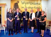 Laureaci z prezydent miasta Małgorzatą Mańką-Szulik i Łucją Chrzęstek-Bar, przewodniczącą Rady Miasta. W imieniu zmarłego kompozytora wyróżnienie odebrała jego żona Irena Świderska.