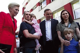 	Niektórzy z tych, którzy spotkali Andrzeja Dudę w lokalu wyborczym, prosili o wspólne zdjęcie.