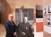 – Ten portret wykonałem w 1967 r. w obecnej sali Okna Papieskiego Pałacu Arcybiskupów Krakowskich, po ingresie kardynalskim do katedry – wspomina autor ekspozycji.