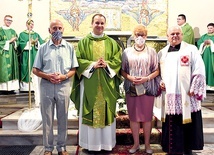▲	Ks. Tomasz z rodzicami i dziekanem podczas liturgicznego przejęcia parafii.
