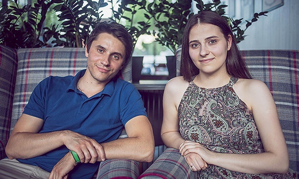 ▲	Bartek i Justyna są rodzeństwem. Bóg wyprowadził ich z ciemności i dał im  	nowe życie.