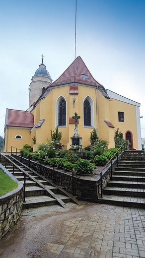 ▲	Do kościoła prowadzą dwa rzędy schodów przedzielonych placem z krzyżem.