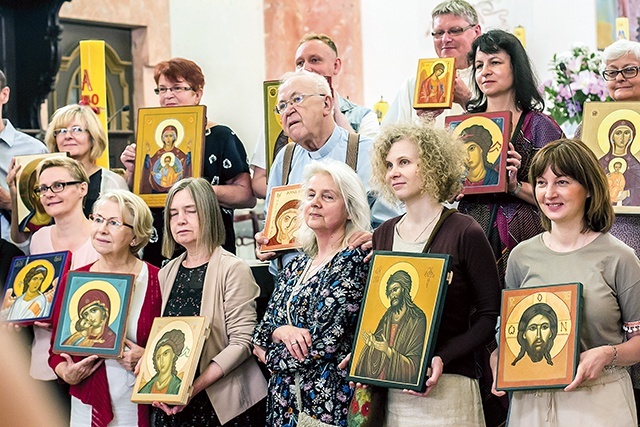 Na zakończenie warsztatów odbywa się uroczyste poświęcenie wszystkich prac.