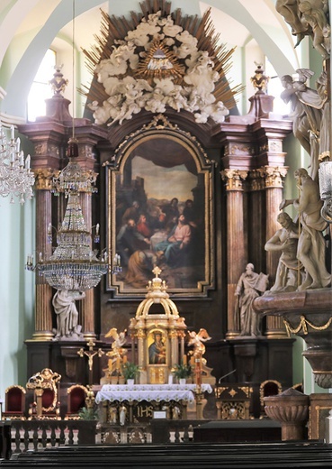 Ołtarz główny z obrazem patronki.