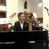 Gra i śpiewa Maciej Miecznikowski.