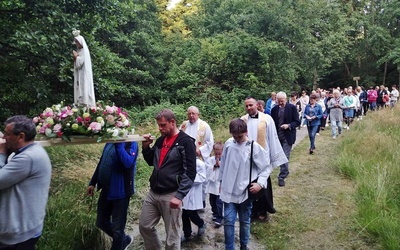 "Ave, Maryja" wśród drzew