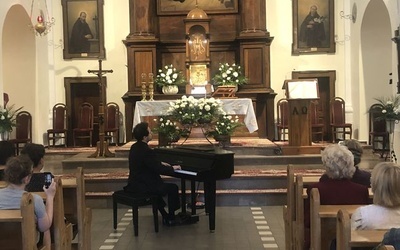 Stalowa Wola, klasztor. Karol Garwoliński gra Chopina.