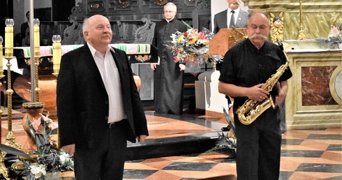 Jako pierwsi w łowickiej bazylice zagrali bracia Karol Gołębiowski (na organach) i Romuald Gołębiowski (na klarnecie).