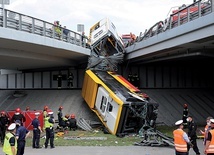 Autobus prowadzony przez kierowcę po narkotykach spadł z nasypu przy Wisłostradzie w Warszawie.