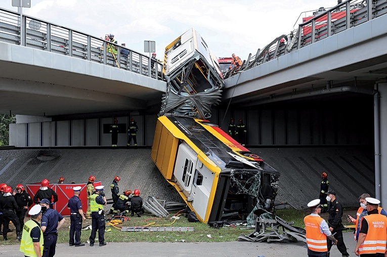 Autobus prowadzony przez kierowcę po narkotykach spadł z nasypu przy Wisłostradzie w Warszawie.