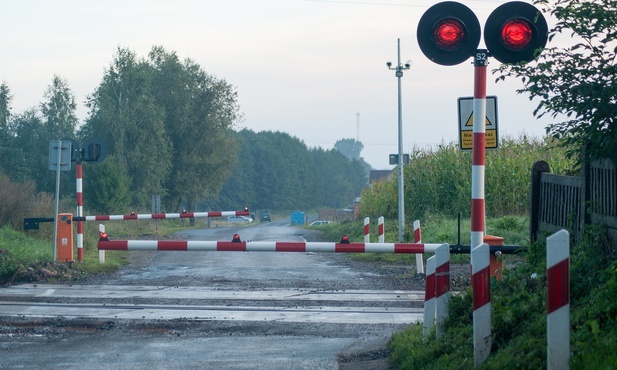 Piasek obok Pszczyny. Policjant w cywilu ratuje kobietę w samochodzie. Utknęła na przejeździe kolejowym
