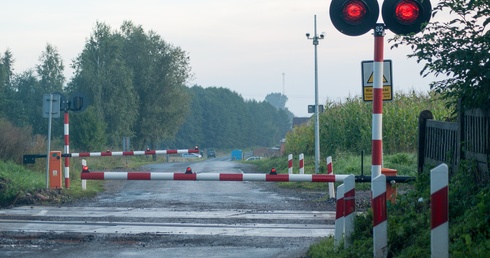 Piasek obok Pszczyny. Policjant w cywilu ratuje kobietę w samochodzie. Utknęła na przejeździe kolejowym