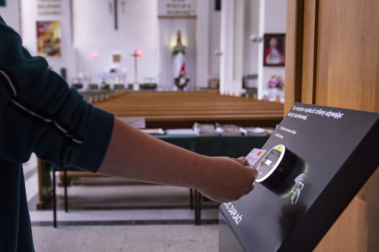 Wyspa Sobieszewska. Datkomat w kościele Matki Boskiej Saletyńskiej