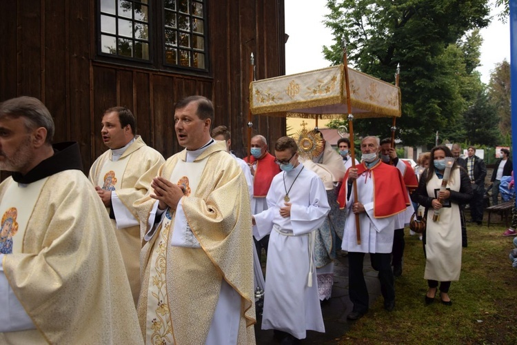 Procesja wokół sanktuarium.