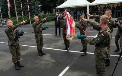 Zdjęli sutannę, by założyć mundur