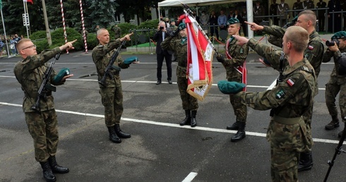 Zdjęli sutannę, by założyć mundur